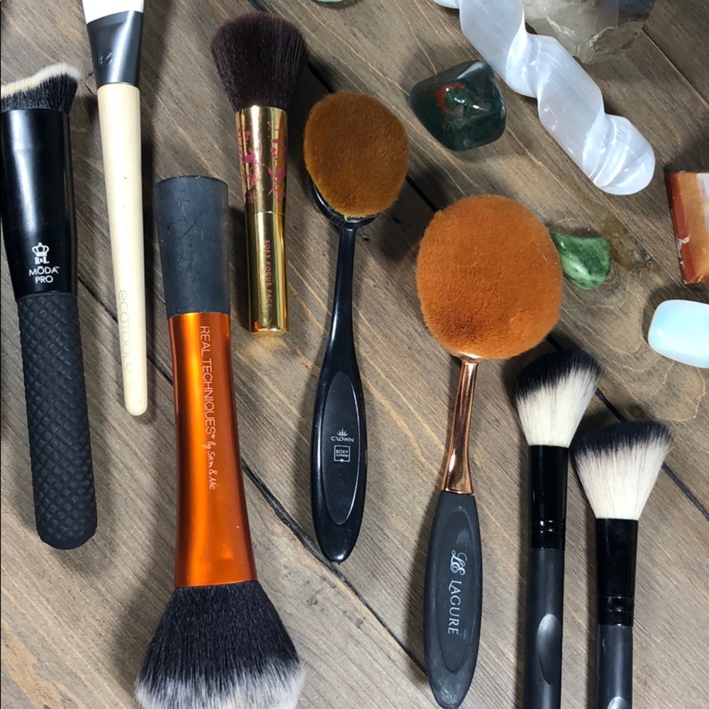 Assorted Makeup Brushes - Picture 4 of 7